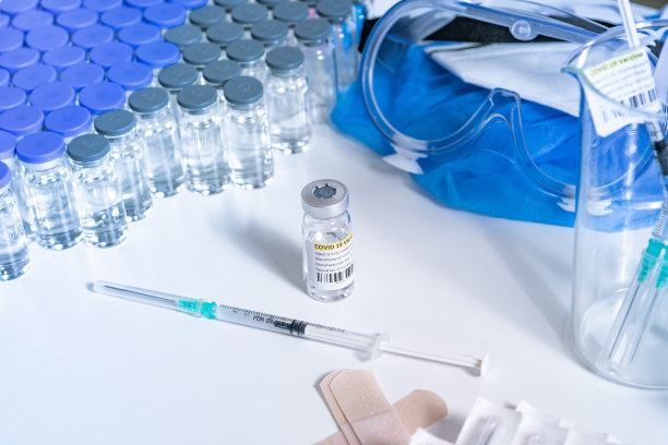 新冠肺炎疫苗的概念。医务人员桌上放有带抗病毒药物的无菌药瓶和注射器。治愈呼吸综合征冠状病毒株。准备好注射了。图片下载