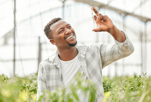 剪裁的镜头，一个英俊的年轻人在他的农场工作图片下载