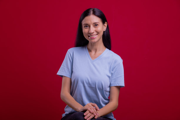 成功的老板。美丽的东欧女人的肖像在红色的背景。图片下载