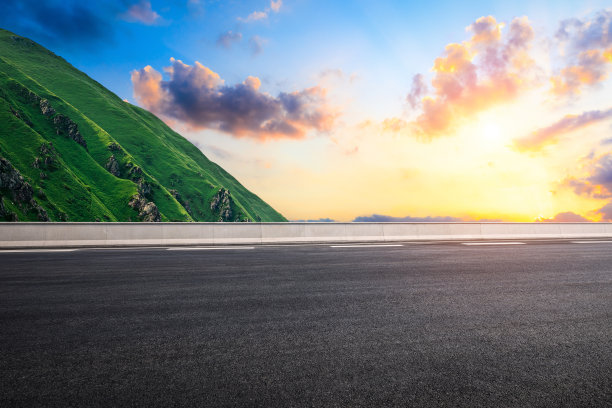 柏油路和日落时的云山图片下载