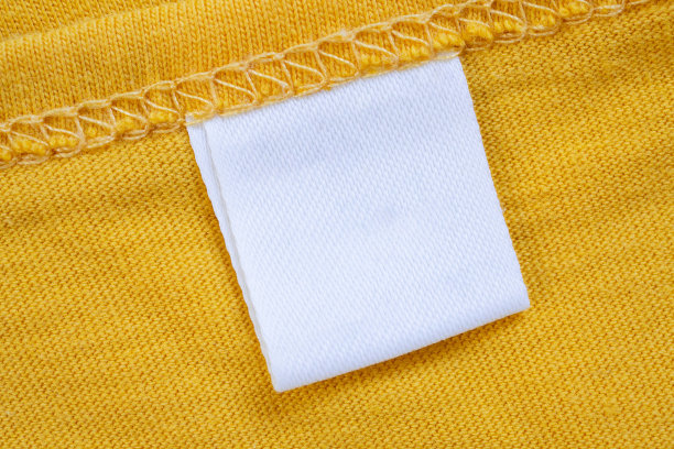 白色空白服装标签标签上的新黄色衬衫背景图片下载