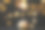 黑色的桌子上放着发光的纸杯蛋糕，映衬着模糊的节日灯光图片下载