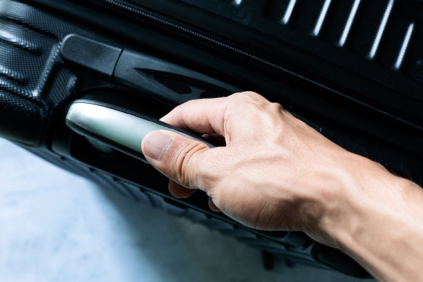 行李，人的手和行李，手拉行李;旅游概念图片下载