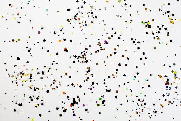 抽象的背景。黑色和白色的纸屑，在一个白色的孤立的背景上以圆圈的形式。图片下载