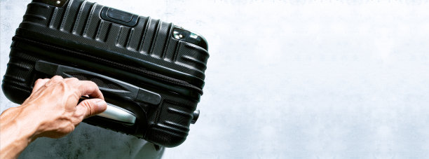 行李，人的手和行李，手拉行李;旅游概念图片下载