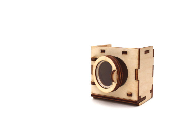 白色背景上是一台儿童木制玩具洗衣机。图片下载