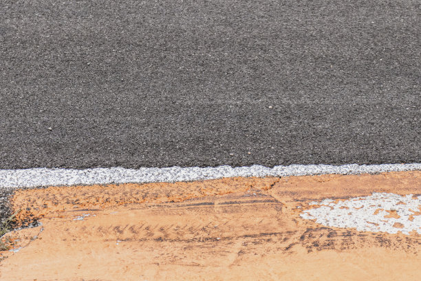 赛道的低角度视图。赛车运动的概念。图片下载