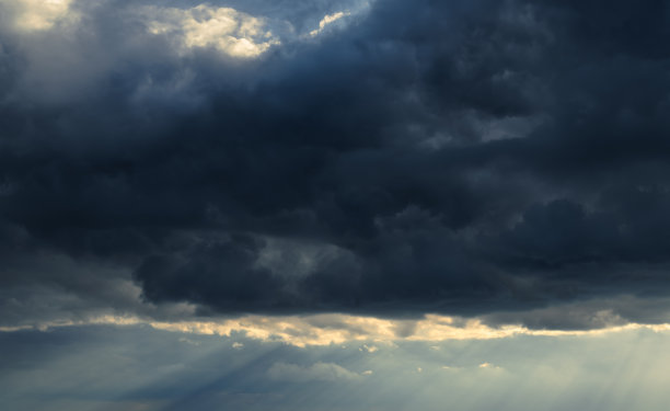美丽戏剧性的天空和阳光，黑色的轮廓云作为背景图片下载