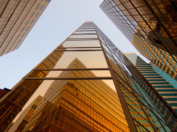 香港摩天大楼的低角度观景，玻璃反射太美了。图片下载