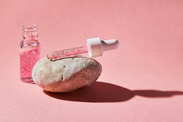 指甲和角质层精华磨砂膏装在透明玻璃瓶中图片下载