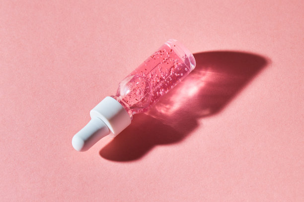 指甲和角质层精华磨砂膏装在透明玻璃瓶中图片下载