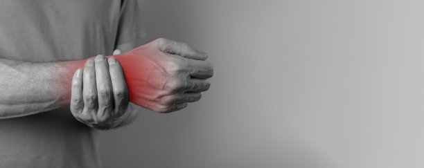 横幅与男子遭受手腕疼痛和握着疼痛的手与红斑的特写。手受伤。医疗保健，医药理念。空间的文本图片下载