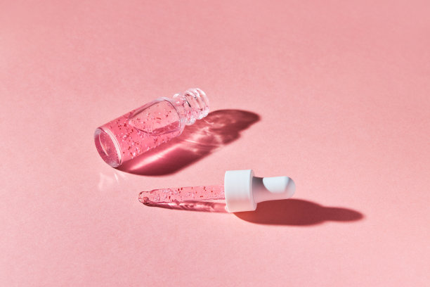 指甲和角质层精华磨砂膏装在透明玻璃瓶中图片下载