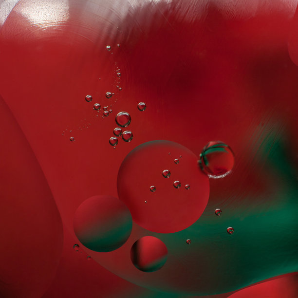 抽象艺术——红色和绿色的圆形油滴特写镜头图片下载