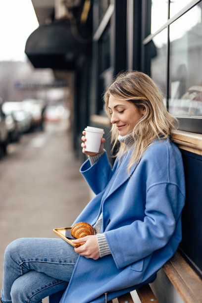 可爱的成年白人女人，正准备喝一口她的饮料。图片下载
