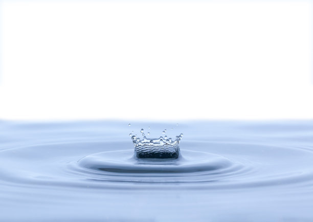 飞溅和皇冠上的白色背景图片下载