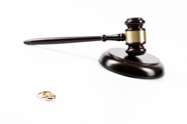 树木破碎的心形图案和法官锤子上的结婚戒指图片下载