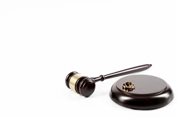 树木破碎的心形图案和法官锤子上的结婚戒指图片下载