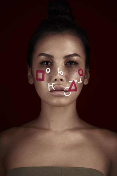 一幅脸上有抽象图案的美丽女人的肖像。创意化妆图片下载