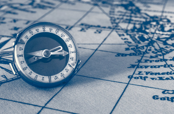 世界古董地图上的磁性旧指南针。旅游、地理、航海、旅游和探险概念背景。微距拍摄，浅聚焦。图片下载