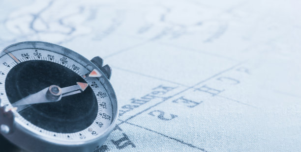 世界古董地图上的磁性旧指南针。旅游、地理、航海、旅游和探险概念背景。微距拍摄，浅聚焦。图片下载