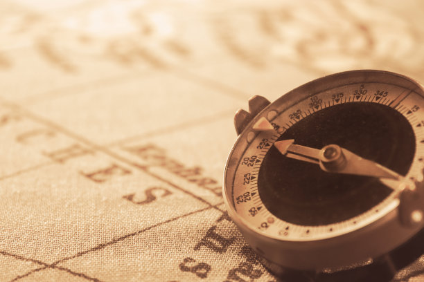 世界古董地图上的磁性旧指南针。旅游、地理、航海、旅游和探险概念背景。微距拍摄，浅聚焦。图片下载
