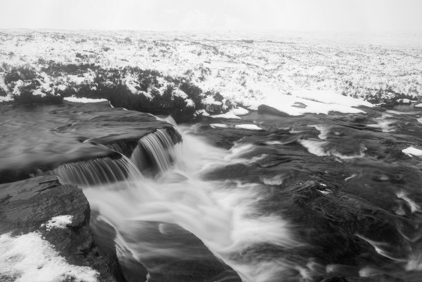黑白相间的冬季景观图片，前景是Etive河，背景是标志性的积雪覆盖的Stob Dearg Buachaille Etive Mor山图片下载