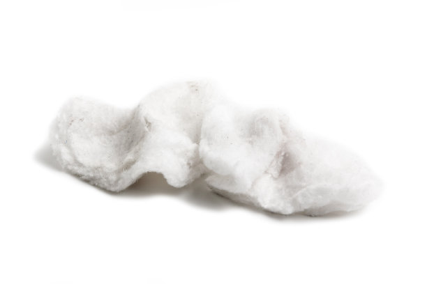 用旧的卫生棉垫擦拭和面部皮肤护理在白色的背景。图片下载