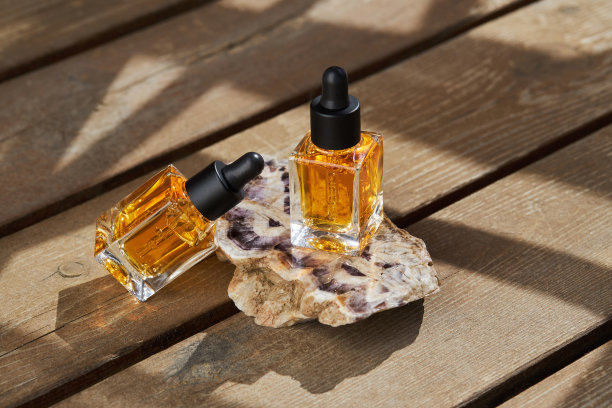 透明指甲和角质层护理油，玻璃瓶，带吸液器图片下载