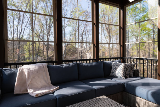 春天里舒适的门廊围墙图片下载