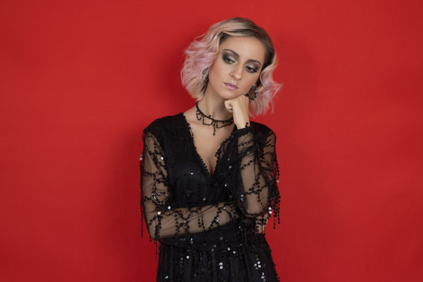 美丽的女人陷入深深的抑郁之中图片下载