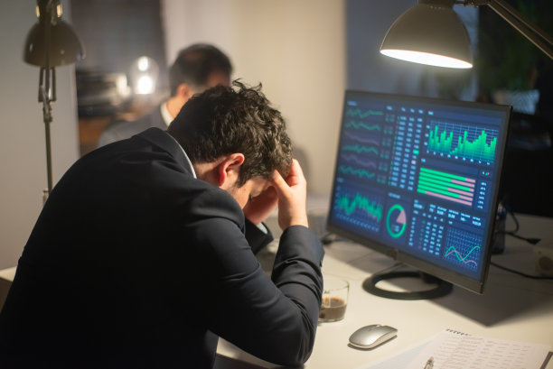 沮丧的年轻人工作的后视图图片下载