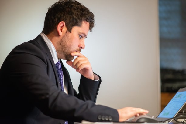 侧视图细心的人工作图片下载