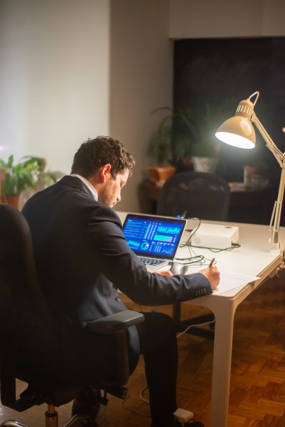 后视镜认真的年轻人工作图片下载