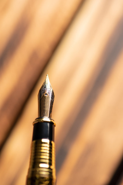 钢笔，漂亮的钢笔在质朴的木质表面，选择性的聚焦。图片下载