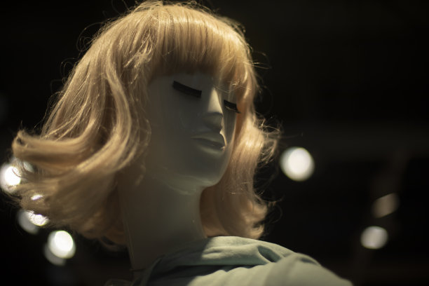 商场里的人体模型。时尚与美丽的象征。图片下载