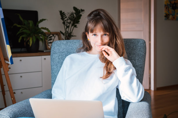年轻女子在家进行在线视频聊天会议。图片下载