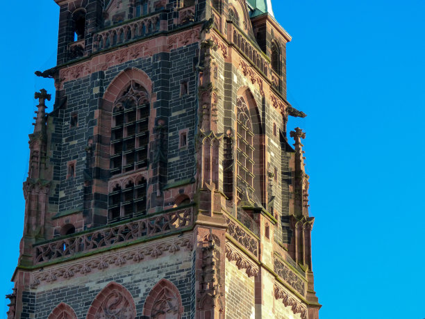 大教堂的塔和蓝天图片下载