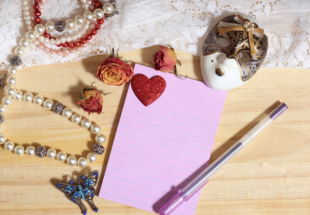 珍珠珠宝和蝴蝶胸针与花边和干玫瑰在木制背景与笔记纸图片下载
