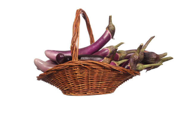 一篮新鲜的茄子隔离在白色图片下载