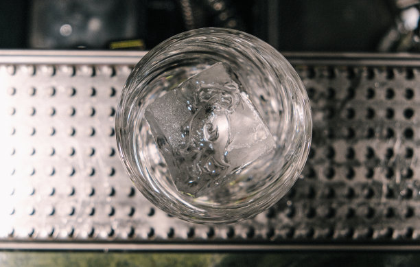 香港一家色彩鲜艳的地下酒吧里，调酒师正在调制精致的手工鸡尾酒图片下载