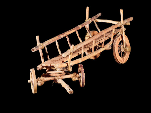 木制古董玩具车与马孤立在黑色。图片下载