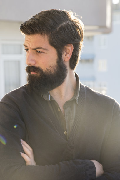 夕阳下英俊男子的肖像图片下载