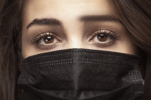 一个美丽的女人的肖像戴着面具-近距离图片下载