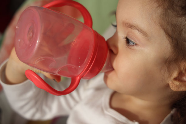 抱着奶瓶的小女孩图片下载