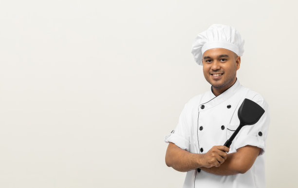 年轻英俊的亚洲男子厨师制服站在特纳厨房用具各种手势动作孤立的背景。厨师职业厨师在厨房、餐厅和酒店工作。图片下载