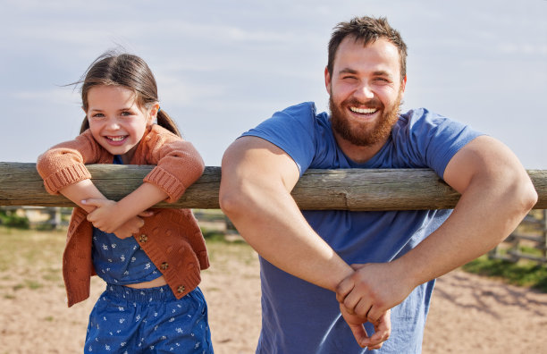 拍摄的是一个男人和他的女儿一起在他们的农场度过时光图片下载