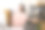 亚洲女性选择许多衣服挂在栏杆上，并试衣服。女人在时装店买衣服。寻找t恤或裙子，并在店里进行试穿图片下载