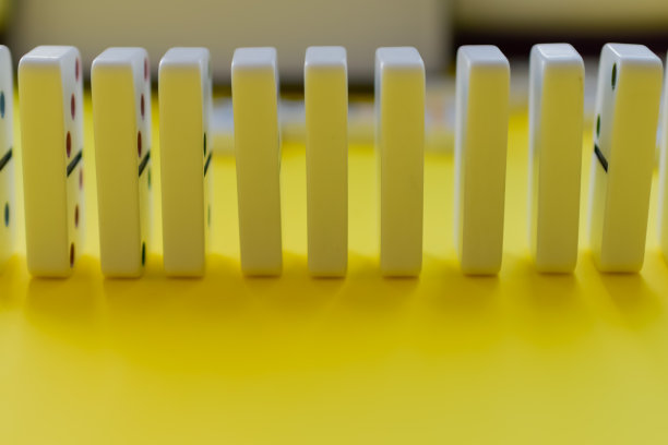 多米诺棋盘游戏的黄色背景图片下载