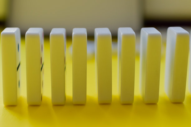 多米诺棋盘游戏的黄色背景图片下载